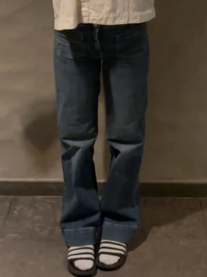 Nya jeans  - Säljer ett par klassiska blå jeans med rak passform och hög midja. Jeansen har fem fickor och subtila sömmar. Perfekta för en avslappnad och trendig look. Materialet är kraftigt denim i bomull. Storlek XS short och helt nya utan prislapp! Köpta för 400