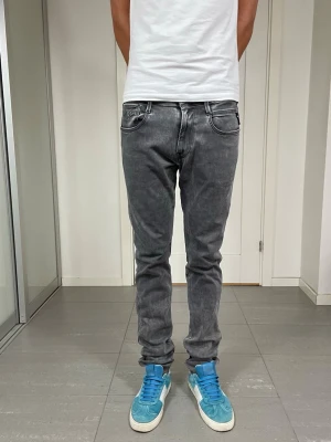 Replay Anbass Jeans  - Säljer nu dessa Replay Anbass Jeans, W32 o L34 med mått ca 39,5-40 o 112 cm. skriv för fler bilder/frågor🙌🏼