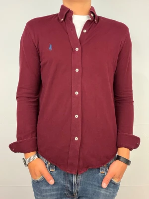 Ralph lauren skjorta vinröd S - Säljer denna fantastiskt snygga ralph lauren skjorta. Riktigt skönt material . Size S. Modellen är 180cm. Rekommenderad längd: 170-178cm. Bredd 47 längd 63cm! Fint skick, nytvättad och ny strykt så att skillnaden på denna och en ny ska vara minimal! Fraktar samma dag som köp, kan gå ner i pris vid snabb affär! 🤩