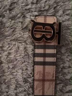 Beige bb bälte - Snygg beige bb bälte som går att vända på så att den blir svart.