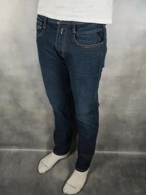 Replay Anbass - Replay Anbass Jeans • Storlek: 31/30 • Skick: 9/10 – fint skick, utan skavanker • Inkluderas: Endast jeansen • Nypris: Ca 2 000 kr • Passform: Modellen på bilden är 180 cm lång, väger 65 kg •
