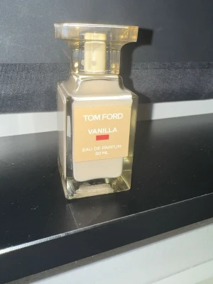 Tom Ford Vanilla Eau de Parfum 50 ml - Köpt o albanien där med inte äkta. Den håller till nästa dag och hela är kvar för jag har inte använt den 