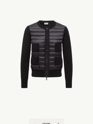 Svart moncler cardiganjacka  - Snygg svart moncler cardiganjacka med quiltad, vadderad front och 4 stora fickor. Ärmar och rygg är i mjukt stickat material, medan framsidan har en glansig finish. Rund halsringning och dragkedja framtill ger en clean look. Perfekt för lager på lager och streetstyle. Xs-s