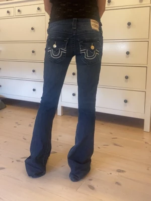True religion low waist jeans - Säljer pga fel storlek, de är för långa för mig. Använd 1 gång inga fläckar eller nåt, som nya! Storlek w23.