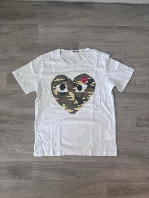 CDG x Bape T-shirt  - Säljer denna schyssta CDG x Bape T-shirt i storlek S. Väldigt bra skick och inga tecken på defekt. 