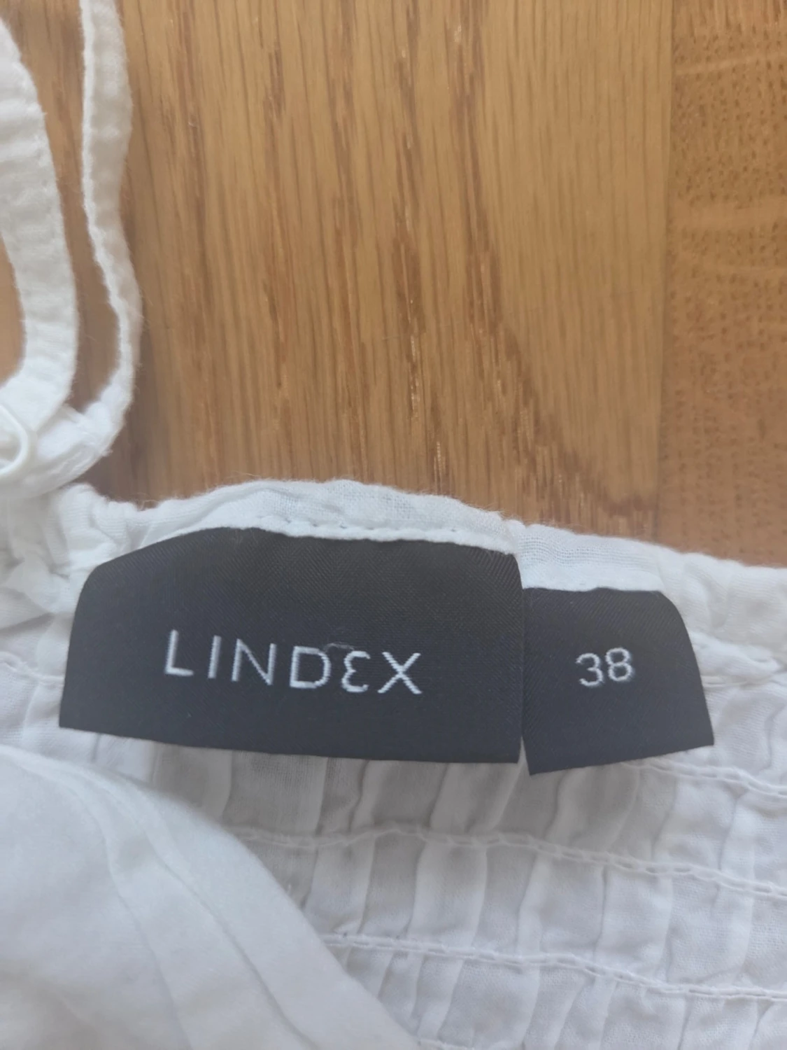 Vit broderad linnetopp med spetskant - 2