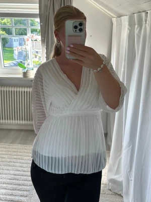 Vit randig blus - Säljer en vit randig blus från Boohoo. Med dubbla tyger och knytning i midjan. Finns ingen lapp där man ser exakt storlek men skulle säga att den är storlek S.💕
