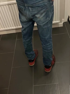 Dondup George - Säljer ett par blå Dondup jeans i passformen George med snygga tvättade detaljer. Små i storleken. Passar mig som brukar bära W30. Hör av dig vid minsta fråga, priset kan diskuteras.