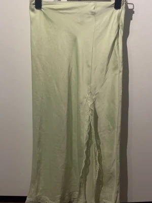 Satin kjol  - Lime grön midi satin kjol med slits i spets