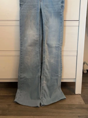Ljusblå jeans  - Ljusblåa jeans från Nelly med rosa detaljer på fickorna. Säljer för att jag inte använder dom, tyvörr vita sträck på dom som blivit av tvättmaskinen, annars superfina 