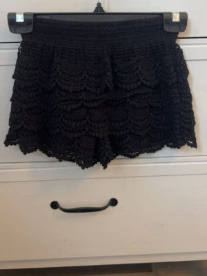 Svarta spets shorts  - Svarta spets shorts från Gina tricot, använda en gång. Säljer för jag inte använder dom, inga defekter.