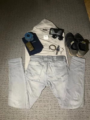  Beige kashmir tröja - Säljer den här beiga kashmir tröjan från oscar jacobson, vanligt pris är ca 1800kr. Storlek är S men skulle säga XS