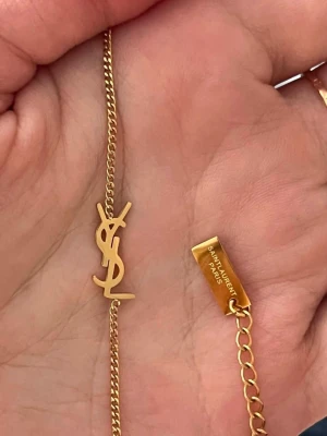 Ysl halsband  - Helt nytt rostfritt ysl halsband, superfint både till vardags och fest💛
