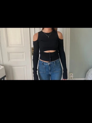Svart ribbad topp med cut-outs - Kontakta vid frågor och innan köp!!💕