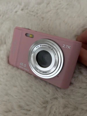 Dacota Platinum DC03 digitalkamera 48 MP 4X, rosa - Säljer en rosa digitalkamera med upp till 2K 30 fps video och upp till 48 MP bilder (interpolerade från 8 MP). 2,88" IPS LCD-skärm med 4 x digital zoom som fångar avlägsna motiv med lätthet. 700 mAh batteri som räcker upp till 50 minuters video, USB-C-laddningsport  + Batteri, laddare och informationsblad inkluderas i paketet. Köpt från Power för 749kr 💗 ( Rekommenderar att kolla in min profil där jag dessutom säljer tillhörande minneskort och adapter till digitalkameran )
