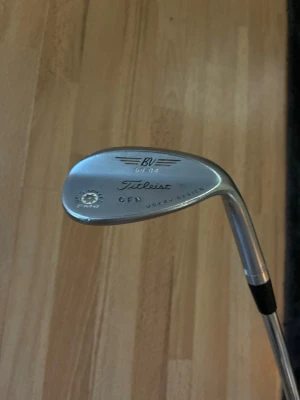 Titleist Vokey Design Spin Milled SM4 60° wedge säljes.  - Titleist Vokey Design Spin Milled SM4 60° wedge säljes. Utrustad med Project X 6.5 Precision-skaft.  Klubbhuvudet är i relativt bra skick med normalt slitage och spåren är fortfarande fina.  Greppet är ett svart rött golf Pride användbart men börjar bli slitet och kan behöva bytas framöver. Storlek= Midsize  Perfekt wedge för närspel, bunkerslag och höga inspel. Säljes då den inte längre används.  Pris:599 eller bud. Skriv gärna!!!
