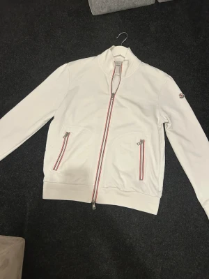 Moncler  - Äkta moncler tröja. Storlek L, sitter som en M-L. Kolla även in mina andra annonser.