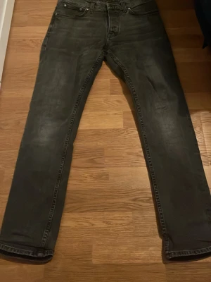 Svarta Nudie grim tim  - Ett par sjysta svarta nudie grim Tim i 30x30, säljer för att jag inte har på mig längre. Vill egentligen bara bli av med dom😅😁 svarar och skickar snabbt👍🏻👍🏻