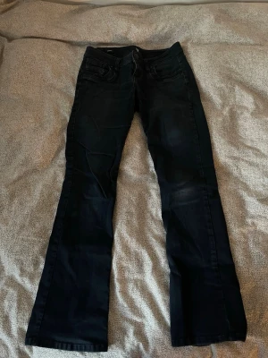 Mörkblå bootcut jeans från LTB - Säljer ett par mörkblå bootcut jeans från LTB, modell Valerie. Jeansen har klassisk femficksdesign, knappgylf och lätt utsvängda ben. 🖤