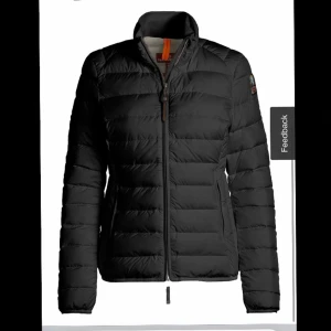 Parajumpers jacka  - Skriv om ni är intresserade av denna jackan i storlek s/m. Jag har xs/s på toppar och den passar bra. Jackan är köpt på NK. Jag har bara använt den några gånger och säljer den då jag inte har fått användning av den. 