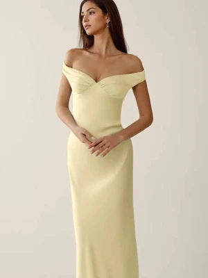 Ljusgul axelbandslös maxiklänning - Supersnygg ljusgul maxiklänning med off shoulder-design och figurnära passform. Aldrig använd❤️