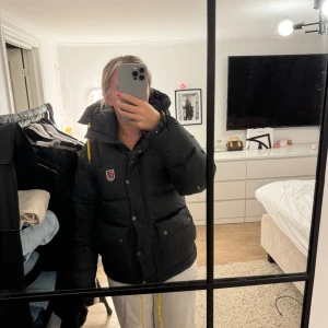 Fjällräven jacka  - Superfin fjällrävenjacka, fint men använt skick 💓sömmen till innerfickan har lossat lite som syns på 4:de bilden 💓 dustbag medföljer 