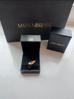 Maria Nilsdotter örhänge ”wing ear stud” - Typ helt oanvänd! Box tillkommer:) Ge gärna bud också 💕Nypris ligger på 1995kr:)  Skriv vid fler frågor!