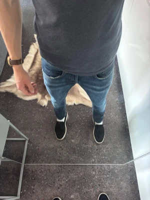 Dondup jeans  - Dondup jeans i modellen George! Storlek 29 (IT). En designslitining vid vänstra knät, som ej syns så bra på bild. Om frågor finns så tveka inte - fråga på! Mvh 