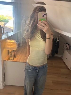 Ljusgul tight topp - Säljer en ljusgul, tight och ärmlös topp med rund hals. Säljer då den är lite för liten för mig och inte använts mycket.💓
