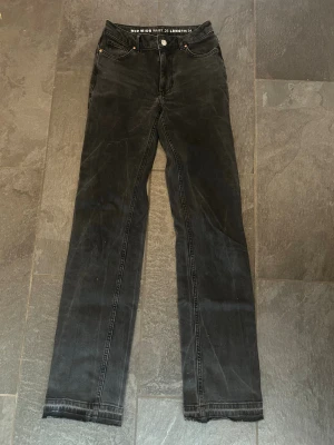 Jeans från bikbok - Jeans från bikbok, storlek 26 längd 34🌸