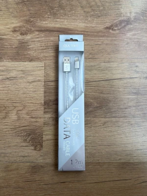 USB data- och laddkabel 1,2m silver - Säljer en USB data- och laddkabel på 1,2 meter i silverfärg. Kabeln har stöd för 3.0A snabbladdning och passar till mobiler och andra enheter med USB-anslutning. Snygg flätad design som gör den extra hållbar.