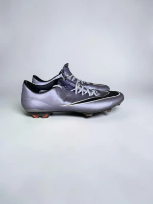 Mercurial vapor X -   Snygg pärlemor-lila (“Lilac”) färgställning med kontrasterande vit kant och svart Nike-swoosh. Lågprofilerad design med vita snörning för en lätt och responsiv känsla på plan.  ✅ Bra skick ✅ Storlek 44.5 ✅ Äkta vara  Hör av dig vid frågor eller om