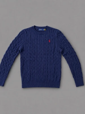 Mörkblå kabelstickad tröja Polo Ralph Lauren - Kabelstickad tröja i mörkblått från Polo Ralph Lauren med rund halsringning och röd broderad logga på bröstet. Tröjan har långa ärmar och ribbade muddar vid ärmslut och nederkant. Perfekt för lager på lager och klassisk stil.