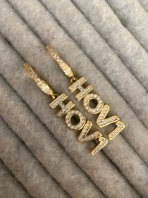 Guldiga hov1 örhängen - Guldiga hov1 örhängen med strass! Köpte dom från Lyla för 299kr och dom är bara använda några gånger! 💗