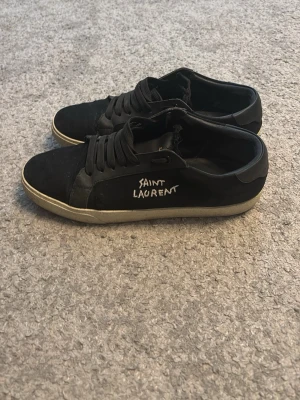 Svarta Saint Laurent sneakers - Svarta sneakers från Saint Laurent i storlek 42