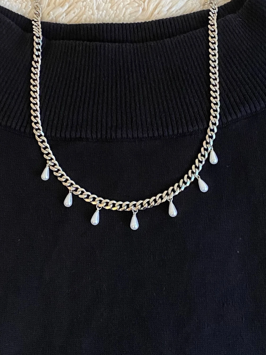 Silverfärgat halsband med pärldroppar