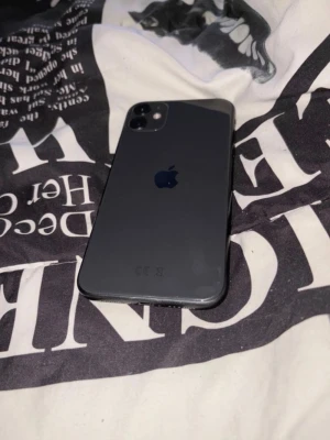 iPhone 11 - Säljer iPhone 11 64 gb fint skick bara spricka på skärmen baksidan ser fin ut batteri hälsan är på 85% 