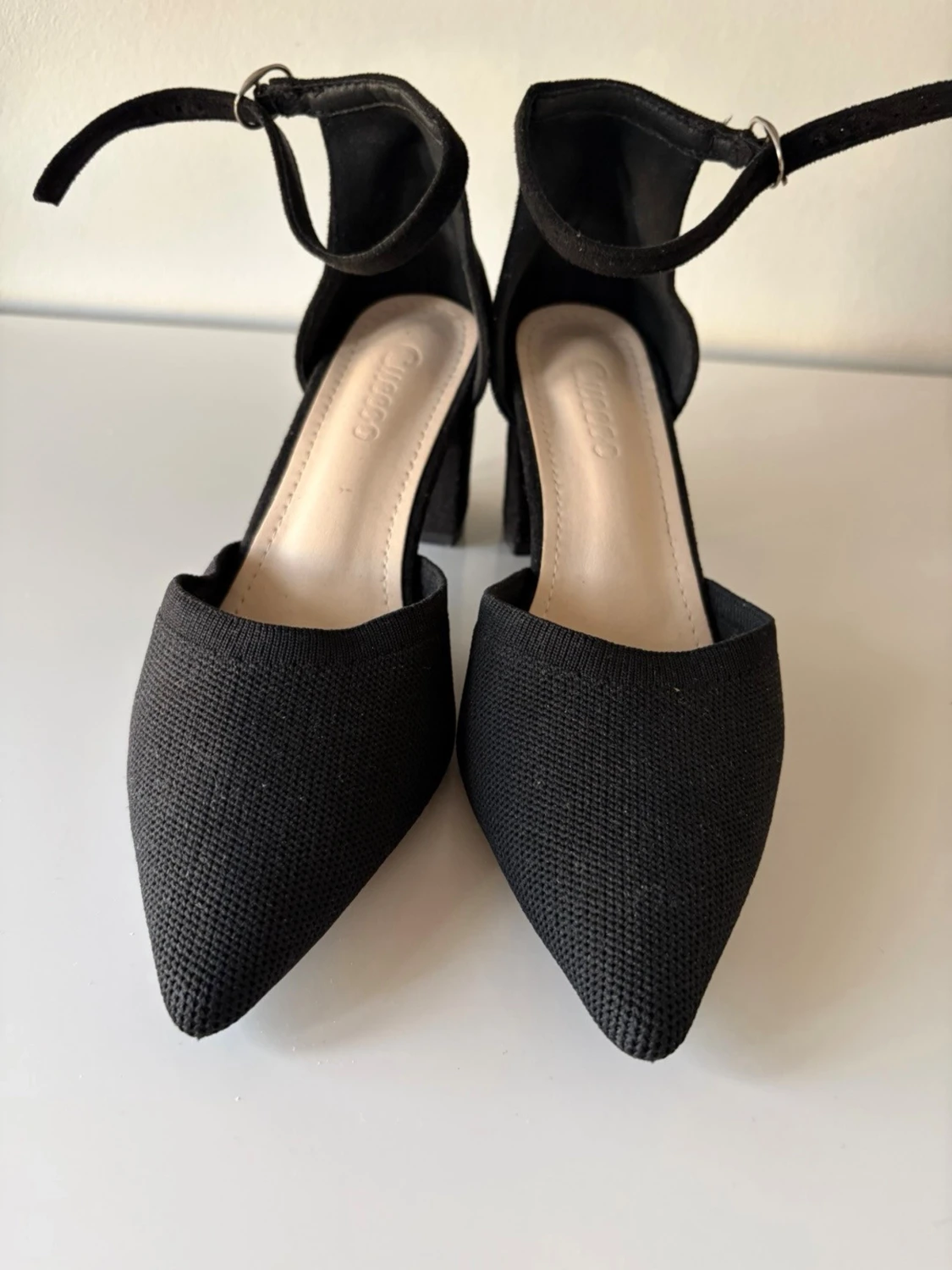 Svarta pumps med ankelrem och blockklack - 1