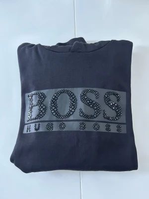 Hugo Boss - Hoddie  - Hugo Boss Hoddie. Storlek M. Pris 900.                   Endast använd 2-4 gånger (sällsynt modell) 