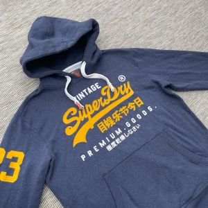 Vintage superdry hoodie - Säljer nu denna sjukt snygga vintage superdry hoodie!🙌 Skick: 9/10🌟 Storlek: L🤝 Hör gärna av er vid frågor eller funderingar!🤗