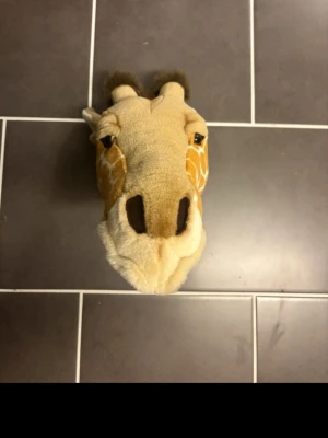 Giraff huvud - Man sätter den på väggen på en spik så ser det ut som att det är en giraff genom väggen  Nypris: 500 Utgått ur sortiment dock