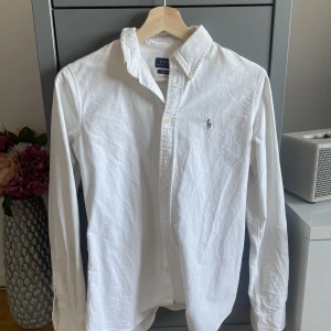 Vit Ralph Lauren damskjorta strl S - Vit Polo Ralph Lauren skjorta i storlek S. Har endast använt den 2 gånger så den är i nyskick ✨Ny pris ca 1.200kr 🌸