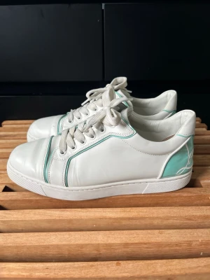 Christian louboutins  - Tjena, säljer nu dessa riktigt snygga och väldigt sällsynta Christian louboutinsen, har inte sett någon annan ha sånna här vilken gör de sjukt sällsynta, de är i mycket bra skick men små slitage där fram på ena skon, utöver det mycket fint skick, storlek 38,5, dustbags och extrasnören ingår, hör av er vid frågor och funderingar🙌🤝 