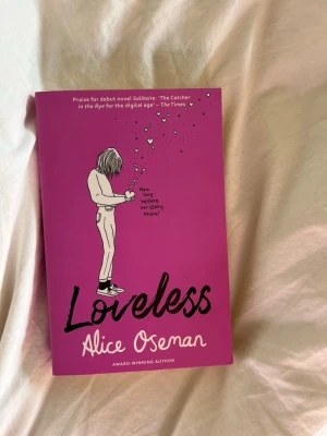 Loveless av Alice Oseman - Pocketbok skriven av Alice Oseman. Aldrig läst och har mest stått och dammat på bokhyllan i 3 år🙈