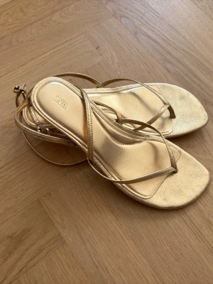 Klackar  - Fina klackar,endast använda 2 gånger!!💞