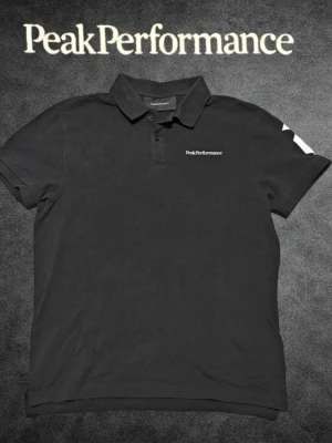Peak Performance Polo Shirt Black Size M - Fint skick.❌ Passformsbilder skickas ej. Se mått! 💬 Prisförslag välkomnas. 🚫 Rökfritt & Djurfritt. 📦 Skickas inom 24h. 😱 Smutsfläckar kan förekomma.