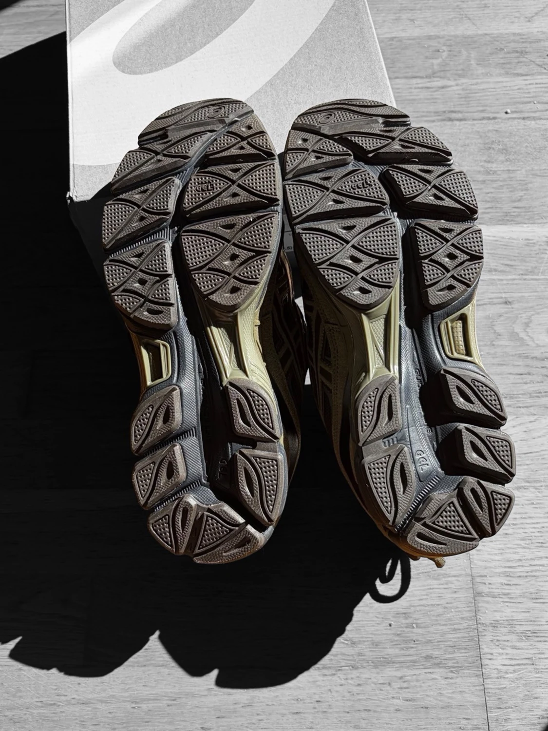 ASICS sneakers i olivgrönt och grått - 3