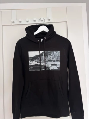 Svart hoodie med biltryck - Jag säljer en helt ny svart hoodie med en broderad bild. Är i storlek XS dam men passar barnstorlek mellan 146-152. Dena hoodie är designad av mig, men jag köpte fel storlek och eftersom att den är designad själv så går det ej att lämna tillbaka