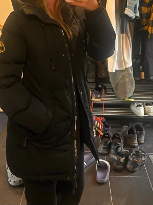 Zavetti Canada jacka  - Säljer denna super snygga Zavetti Canada jackan i fint skick. Jackan är lite insydd i midjan vilket ger en snygg figur när man bär den. Den är mycket varm och skön på vintern. Pälsen är avtagbar så du kan själv välja om du vill ha den eller inte! Enda skavanken är att några av knapparna har lite avskavd färg (se sista bilden)