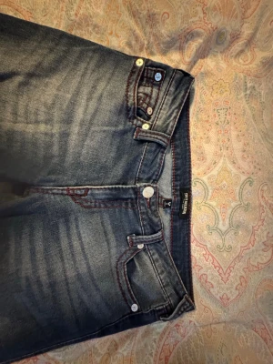 True religion  - Nästan helt oanvända, skit snygga true religon jeans. Storlek 29. Pris kan även diskuteras 